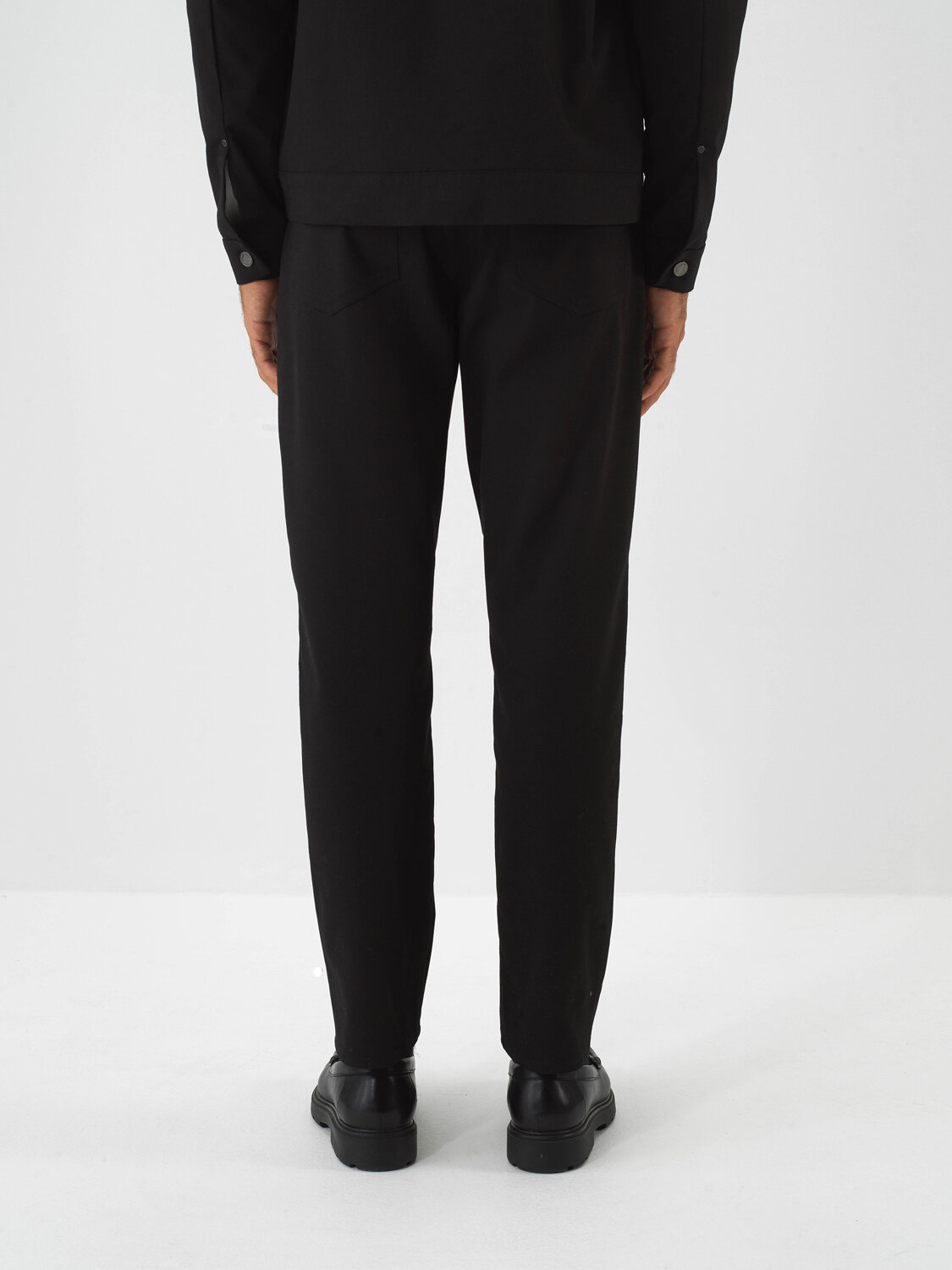 Pantolonsiz xalatdagi etuk xotin