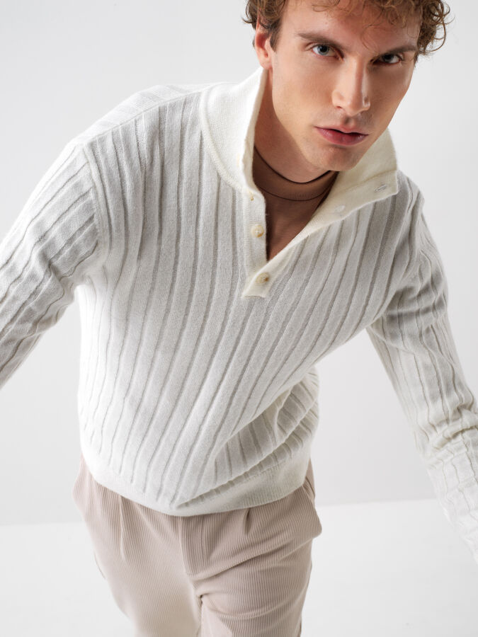 Ekru Yumuşak Dokulu Regular Fit Kazak - Xint