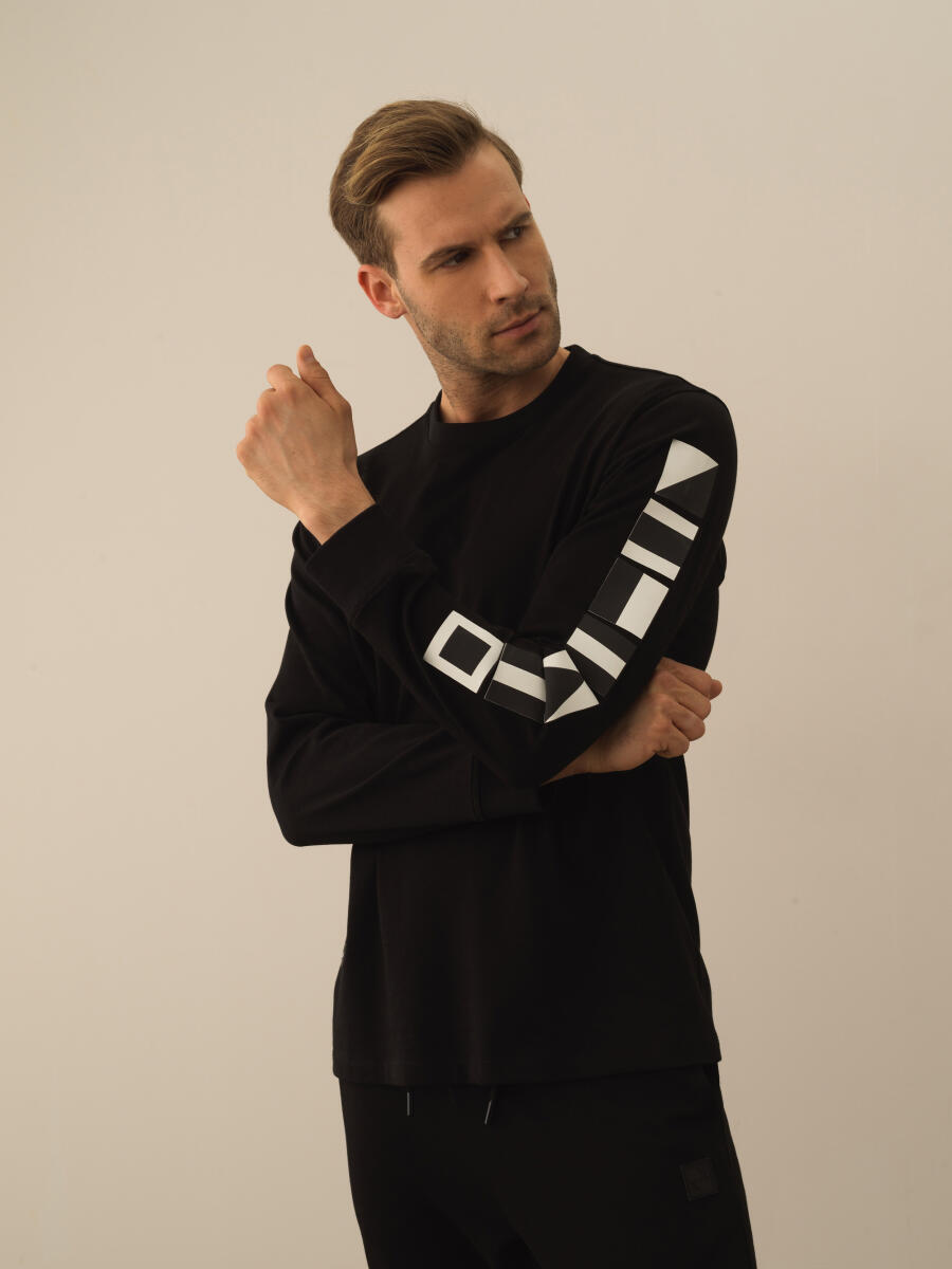 Siyah Pamuk Dokulu Regular Fit Uzun Kollu Tişört